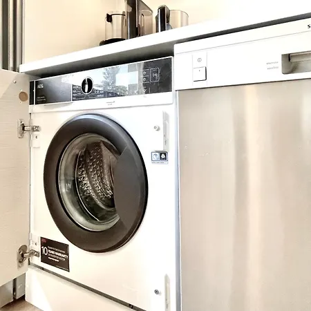 Tyylikaes Kolmio Puiston Laidalla *