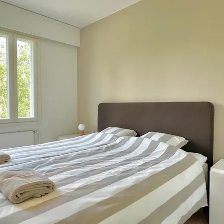 Tyylikaes Kolmio Puiston Laidalla Daire