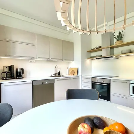 Tyylikaes Kolmio Puiston Laidalla *