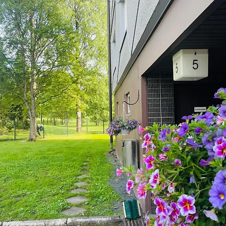 Tyylikaes Kolmio Puiston Laidalla